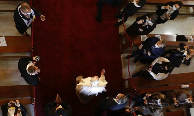 البابا في زيارته للعراق  يدعو إلى وقف العنف والتطرّف