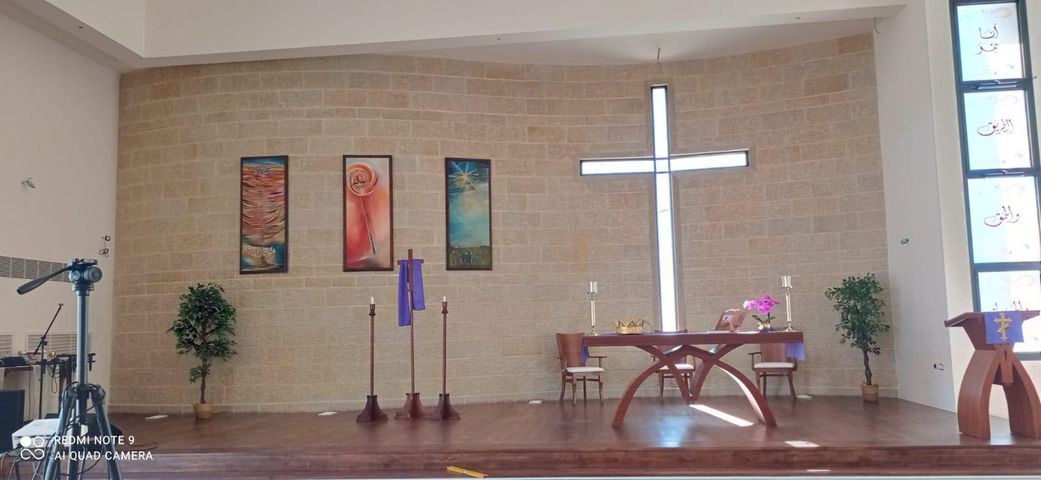 الفنانة التشكيلية سسيل كاحلي تُبدع في رسم 3 لوحات زيتية، تقدمة لكنيسة يسوع الملك الانجيلية الاسقفية ترشيحا