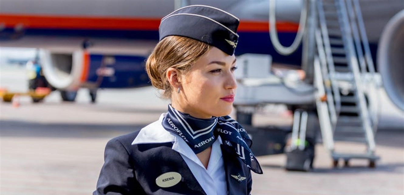 مضيفة تكشف السر: لهذا السبب نستقبل الركاب على متن الطائرة