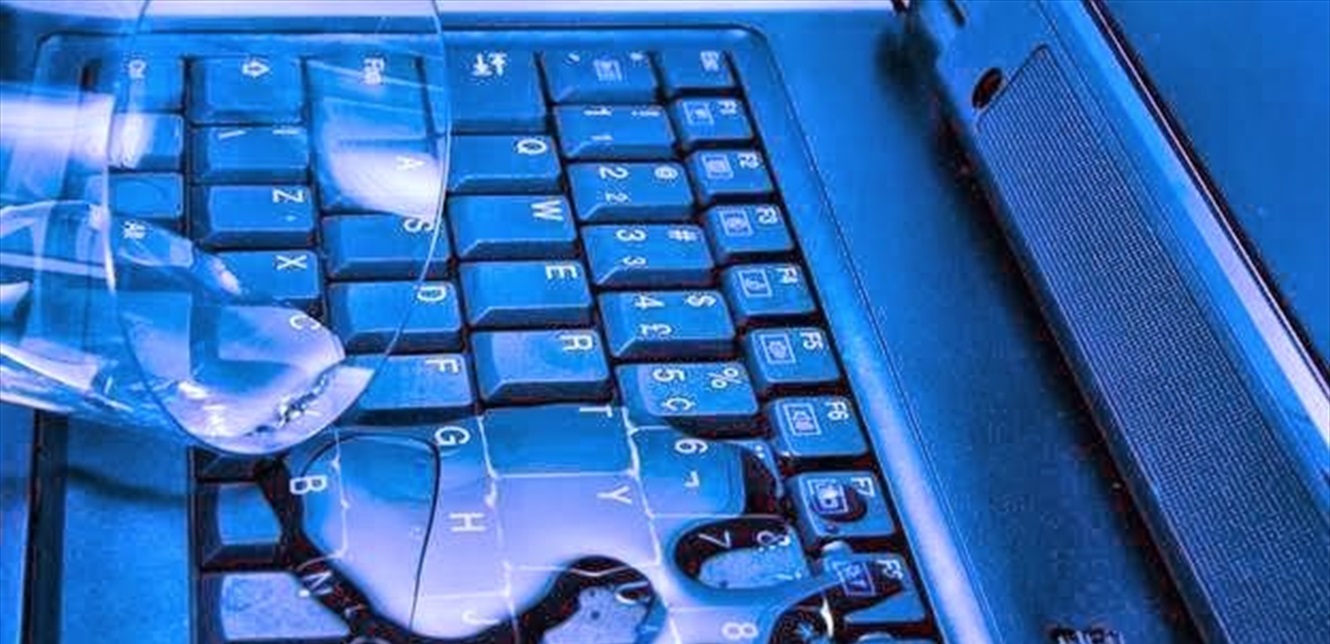 ماذا تفعل إذا انسكبت السوائل على كمبيوترك المحمول؟