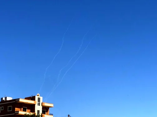 صافرات إنذار ودوي انفجارات في عكا والكريوت ومناطق بالجليل