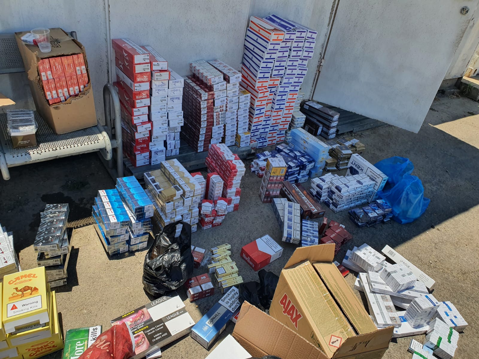 ضبط علب سجائر ومنتجات تبغ مزورة بقيمة 200،000 شاقل والتحقيق مع شاب من مجد الكروم