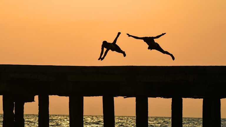بعد تعدد حالات الغرق: تحذير.. لا تسبح بعد تناول الكحول في جو حار