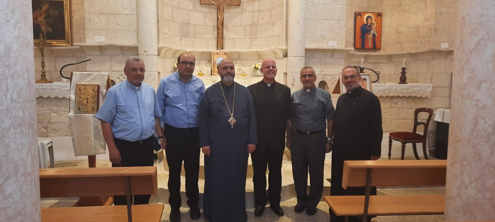 ممثل الفاتيكان يزور اقرت وبرعم