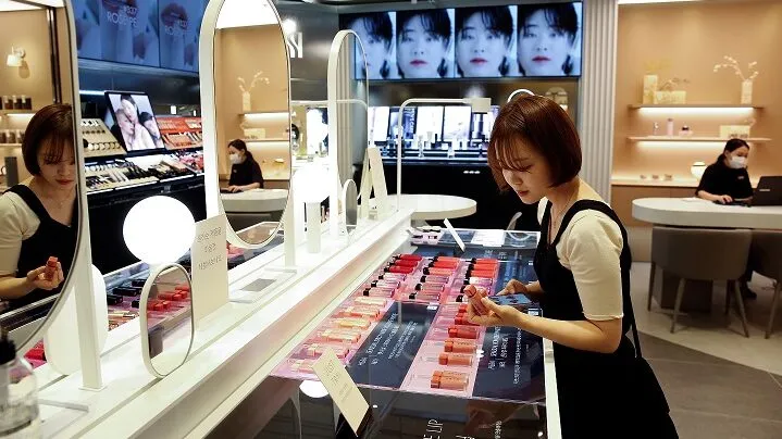 انتبهي .. بعض مستحضرات التجميل تمنع عمل الهرمونات