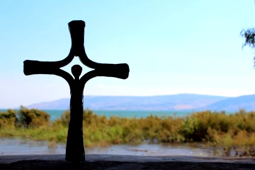 مجهولون يقتلعون صليبًا بجوار دير في الطابغة على ضفاف بحيرة طبريا