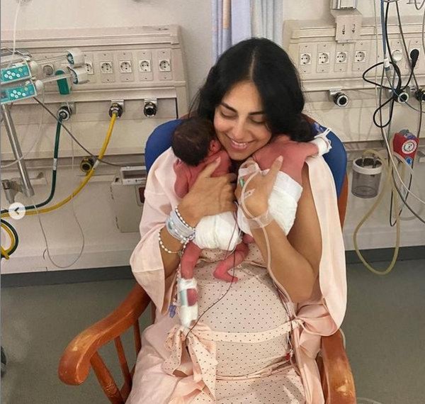  ملكة جمال لبنان مع طفلتيها التوأم