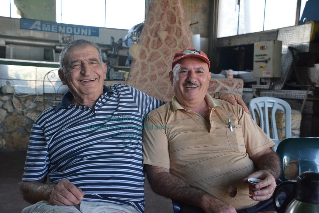 أيام زمان- المرحوم أبو ايمن مخائيل عراف يتحدث ويوصي مع رفيقه محمد عامر عن موسم قطف الزيتون