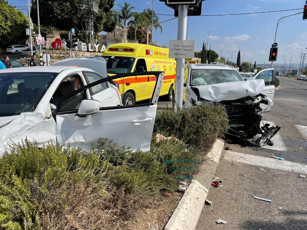 مدخل معليا الرئيسي: إصابة امرأة حامل (30) بحادث بين مركبتين 