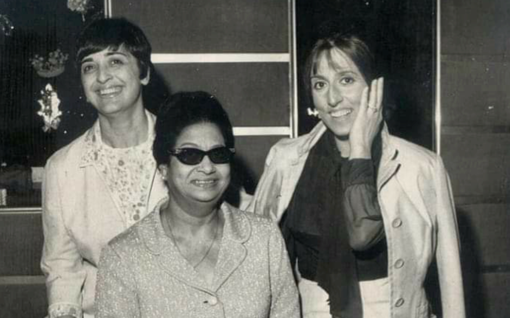 صورة قديمة ونادرة من الزمن الجميل... شاهدوا فيروز برفقة أم كلثوم