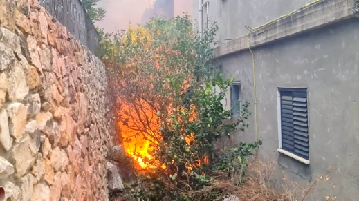 بالصور إخلاء 100 منزل في معالوت ترشيحا جراء حريق اندلع في أحراش ترشيحا