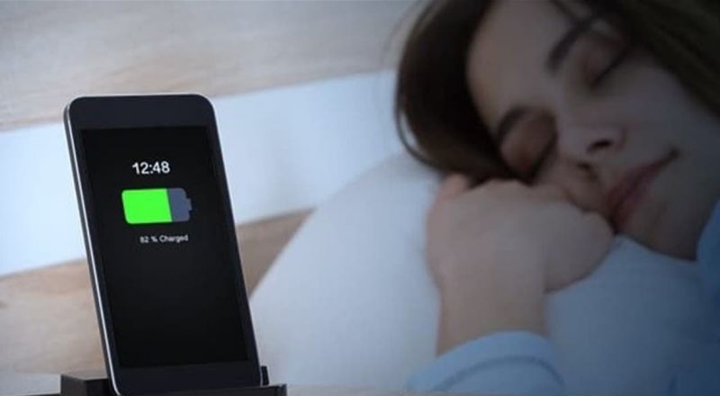 لماذا لا يجب شحن الهاتف الذكي أثناء النوم؟