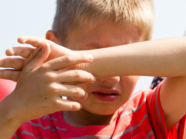 اطفال جبلنا- أعراض تدل على أن طفلك يعاني مشكلة في النظر