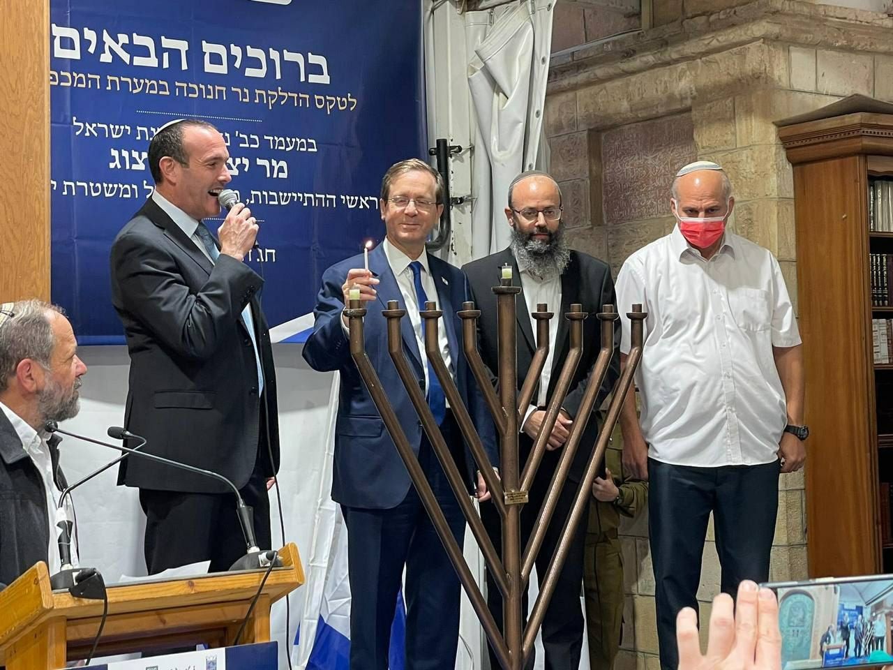 الرئيس هرتسوغ يدخل المسجد الإبراهيمي ويُوقد شعلة  الأنوار