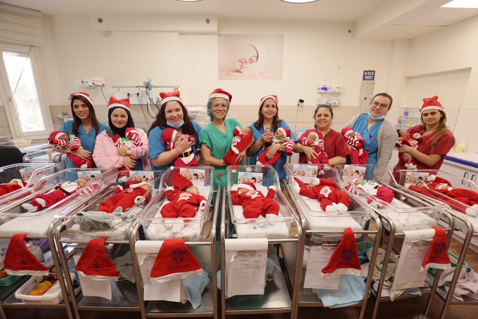 أجواء ميلادية في المستشفى الإنجليزي للحمل والولادة