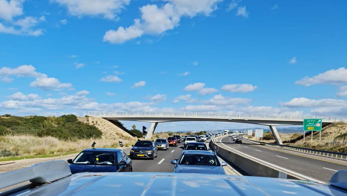 مسيرة سيارات على شارع الشاطئ بمبادرة اهالي ديرحنا رفضا للعنف والجريمة