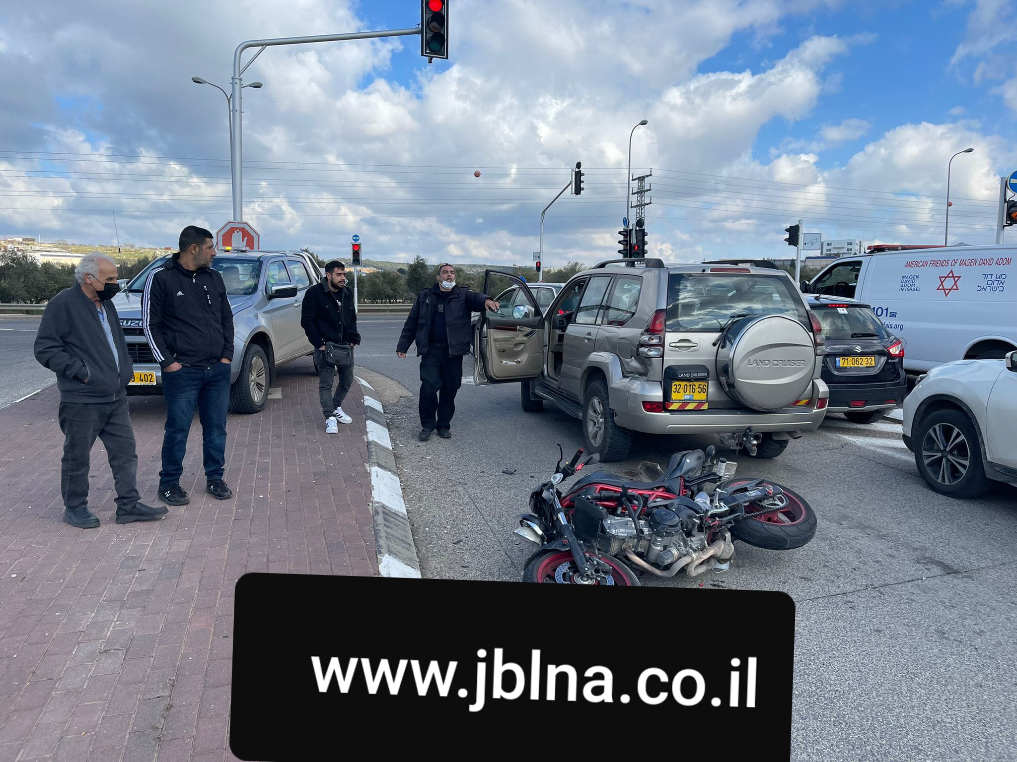 مفترق معونا- حادث اصطدام دراجة نارية بسيارة جيب واصابة شاب بجروح متوسطة