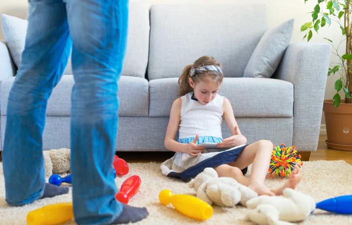 اطفال جبلنا- 10 سلوكيات متناقضة تفسد تربية طفلك