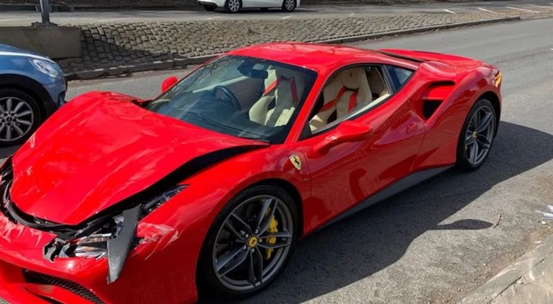 فيراري فاخرة.. اشتراها صباحا وحطمها بعد ساعات قليلة من قيادتها