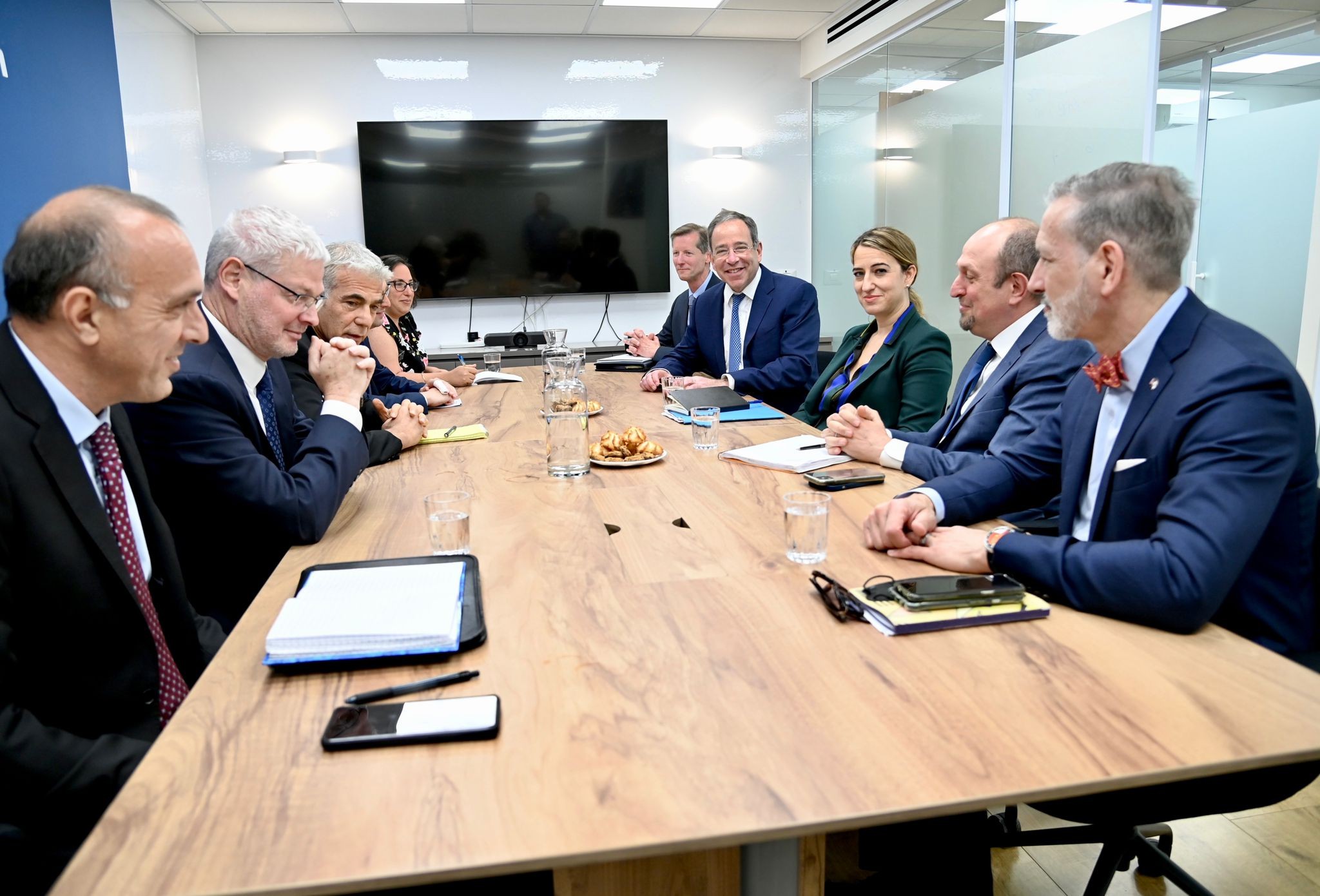 لبيد لوفد الخارجية الأميركية: نواجه إرهابا إسلاميا متطرفا