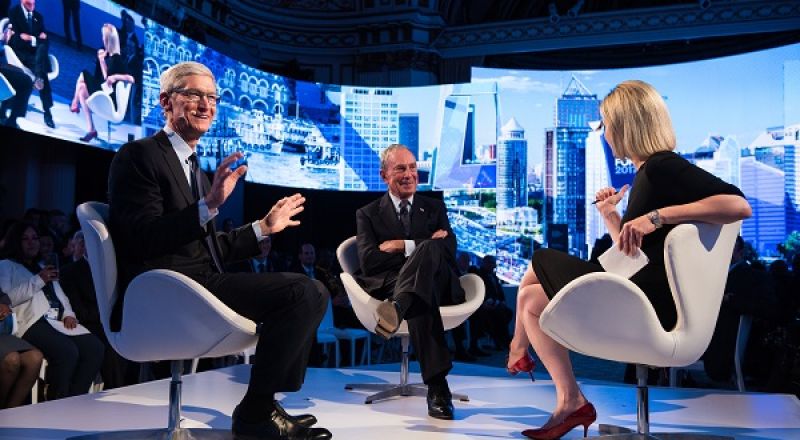 رئيس أبل يرفض إجبار شركته على السماح للمستخدمين بتجاوز آب ستور