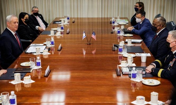 غانتس يسعى لإقناع أوستن بتشديد العقوبات على إيران