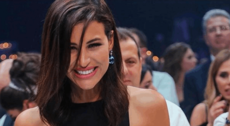 زوجة مقدم البرامج اللبناني الشهير تخطف الأنظار في كان  بإطلالة جريئة.. شاهدوا كيف بدت