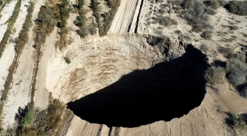 حفرة عملاقة مخيفة تُثير الحيرة والقلق... ما قصتها؟