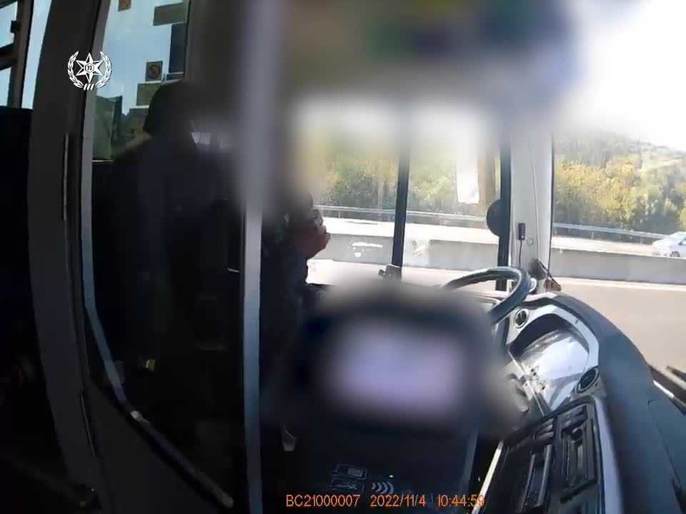 افراد قسم المرور يضبطون سائق حافلة عمومية يقودها على الطريق رقم 1 خلال نهاية الاسبوع وهو ثملاً