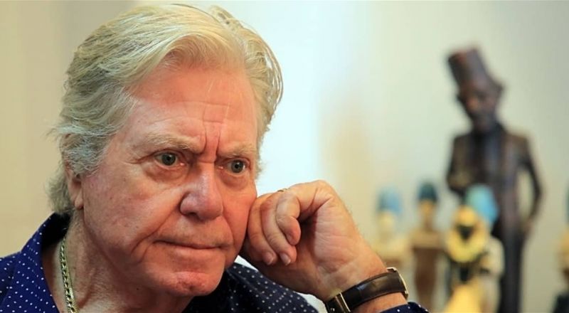 نجل فنان مصري شهير يهاجم حسين فهمي.. والسبب؟