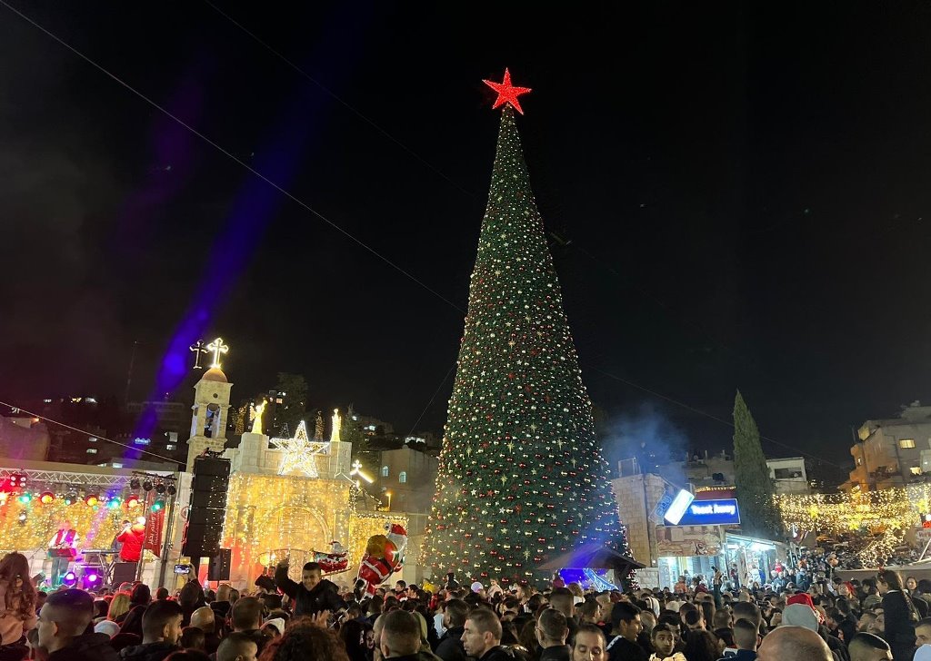 الالاف يشاركون بحفل إضاءة شجرة الميلاد في ساحة البشارة بالناصرة