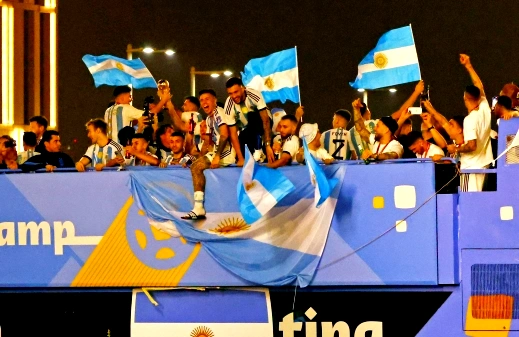 الارجنتين أبطال العالم - ميسي ورفاقه يجوبون شوارع الدوحة بحافلة مكشوفة