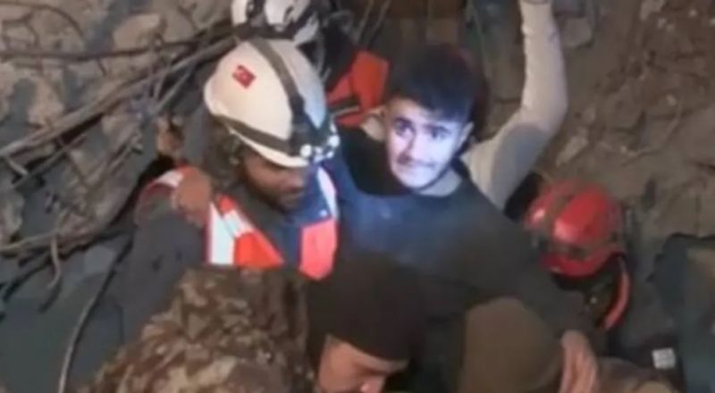 بعد 94 ساعة.. انتشال فتى تركي من تحت الأنقاض..شرب بوله لكي يبقى على قيد الحياة