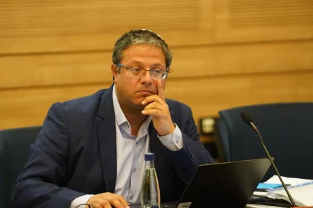 الوزير بن غفير يرأس جلسة اللجنة الوزارية للتشريعات بديلا للوزير ليفين