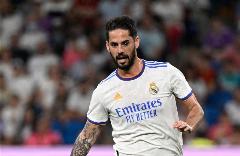 قميص إيسكو يفضح وجهته المقبلة