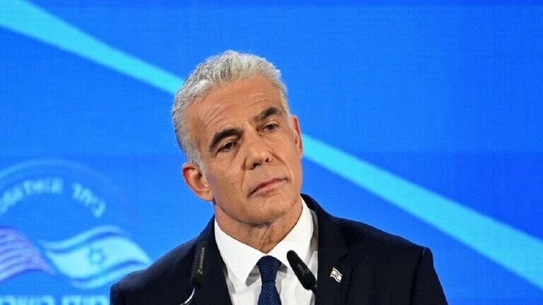 لابيد: لا يمكن الحديث مع من يرسل السفاحين للشوارع ضد القضاء