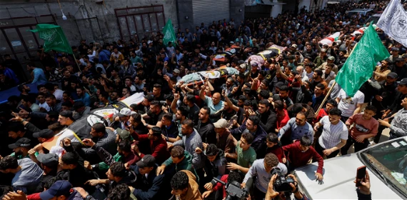  الآلاف يشيعون جثامين 13 شهيدًا ارتقوا جراء القصف الإسرائيلي على قطاع غزة