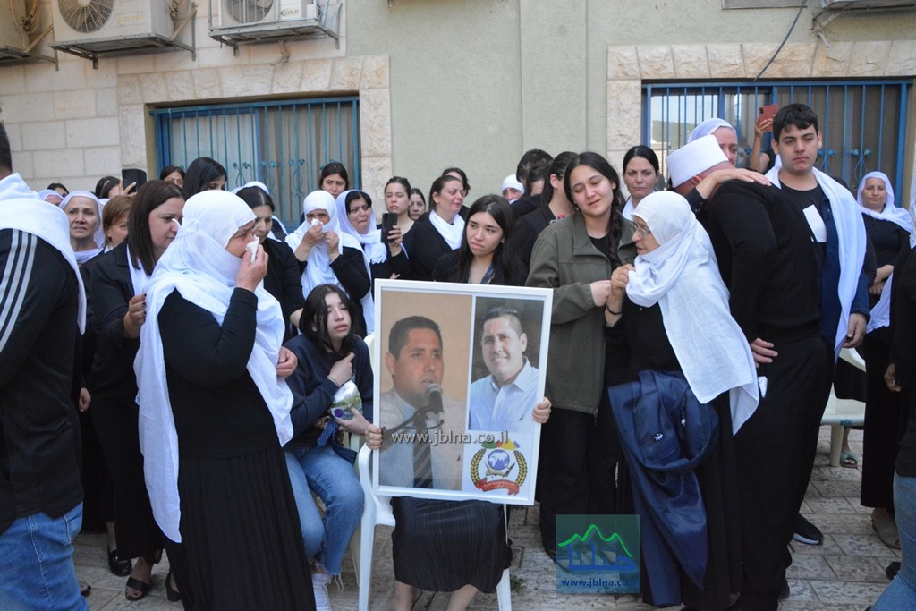 حرفيش- جماهير غفيرة في تشييع الشاب الراحل, مدير المدرسة الثانوية هشام هايل بدر