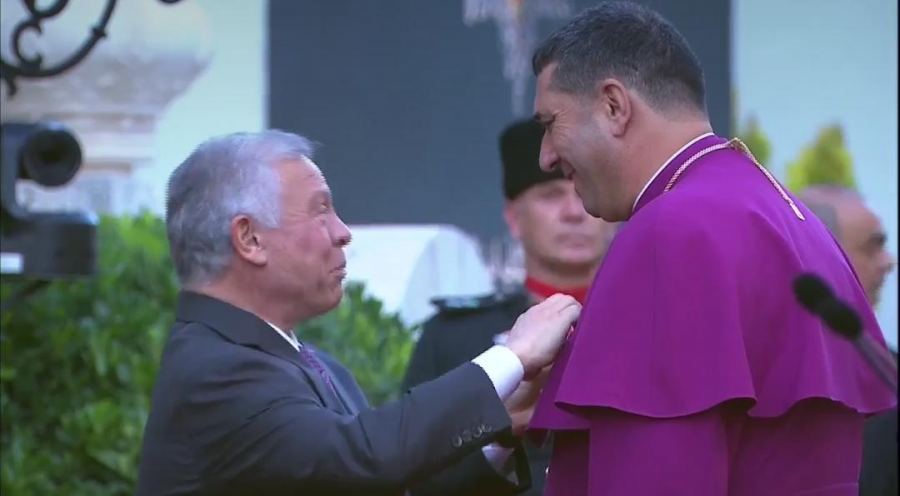 وسام الملك عبدالله الثاني للتميز لرئيس الاساقفه حسام نعوم