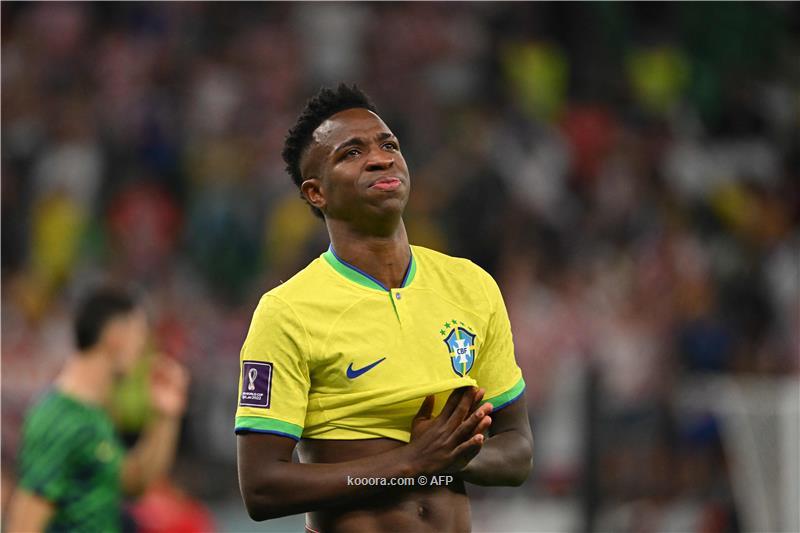 منددا بواقعة الموزة.. فينيسيوس: الكواليس مثيرة للاشمئزاز