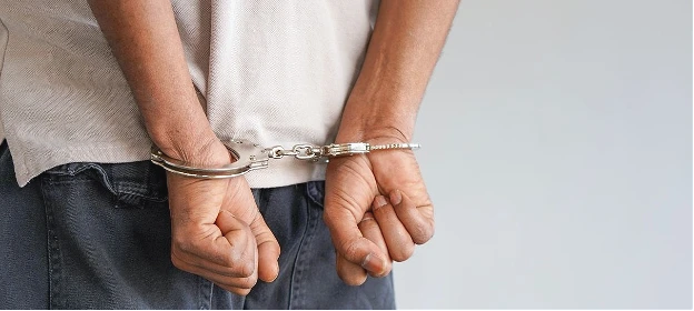 اعتقال مشتبه (32 عامًا) من كفرعقب بالاعتداء على زوجته وتهديدها بتشويهها وذبجها بسكين أمام أعين أطفالهما