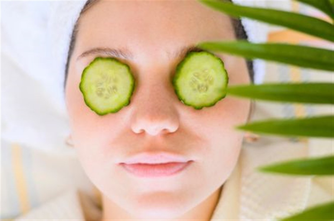 تسمعون كثيراً عن شرائح الخيار لمحيط العينين ولكن ما فوائدها؟ نكشف لكم عنها كلّها