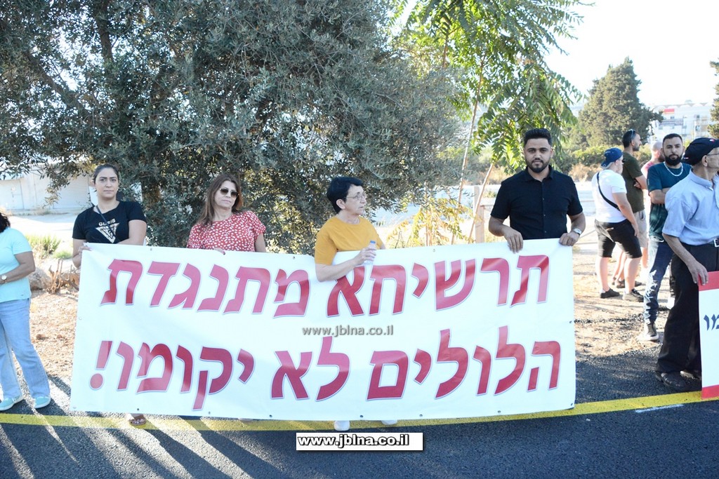 بالصور والفيديو- نقطة الانطلاق- أهالي ترشيحا في تظاهرة شعبية للتصدي امام مخطط بناء اقنان الدواجن بمحاذاة بيوت القرية