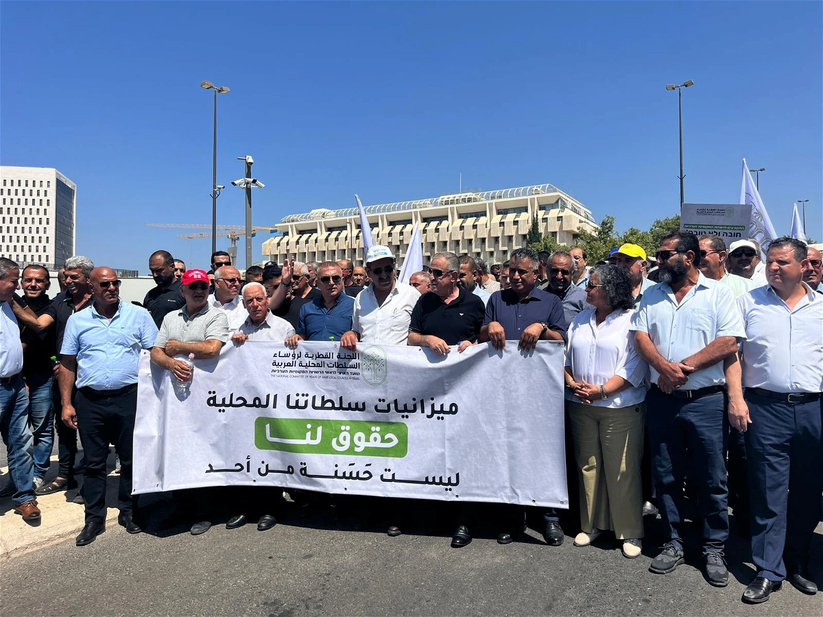 القدس- مناوشات عنيفة بين رؤساء السلطات المحلية والشرطة - اعتقال رئيس مجلس محلي المزرعة فؤاد عوض