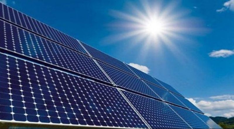 هل جربت شحن سيارتك الكهربائية بألواح الطاقة الشمسية لتوفير المال؟