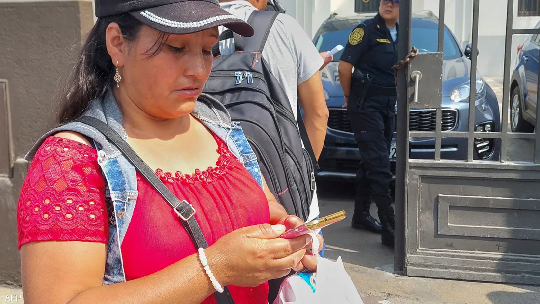 من بينها المؤبد.. بيرو تفرض عقوبات قاسية على سارقي الهواتف