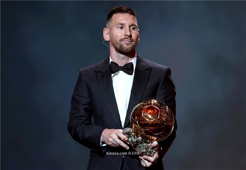 ميسي يفوز بالكرة الذهبية للمرة الثامنة