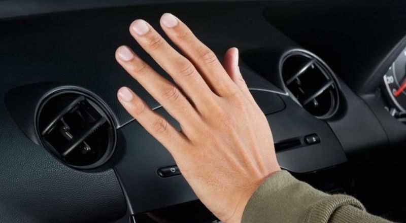 في مكيف السيارة.. كيف تمنع رائحة العفن؟