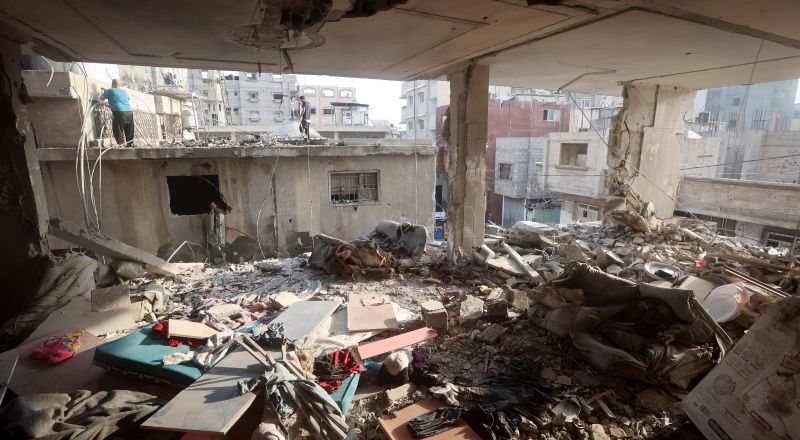 غزة: اكثر من 100 غارة على مناطق متفرقة، وقطع الإتصالات مجددًا