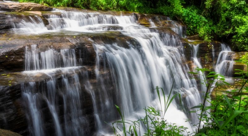 جولة على الشلالات الشهيرة الجاذبة للسائحين في سريلانكا